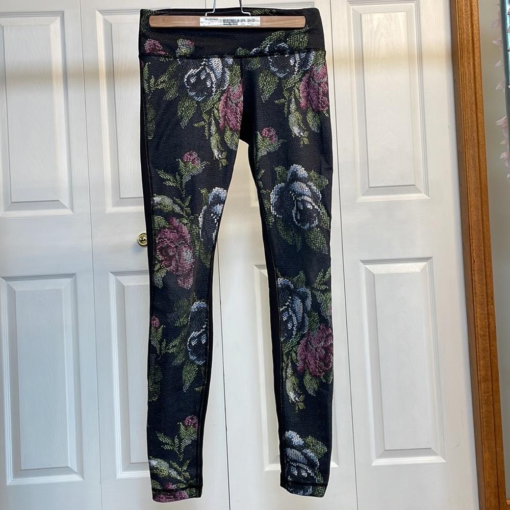 Lululemon Wunder Under leggings Size 6